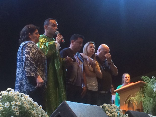 Os pais de Cristiano Araújo e de Allana Moraes recebem o carinho dos fãs e se emocionam durante a missa (Foto: Kamylla Rodrigues / EGO)